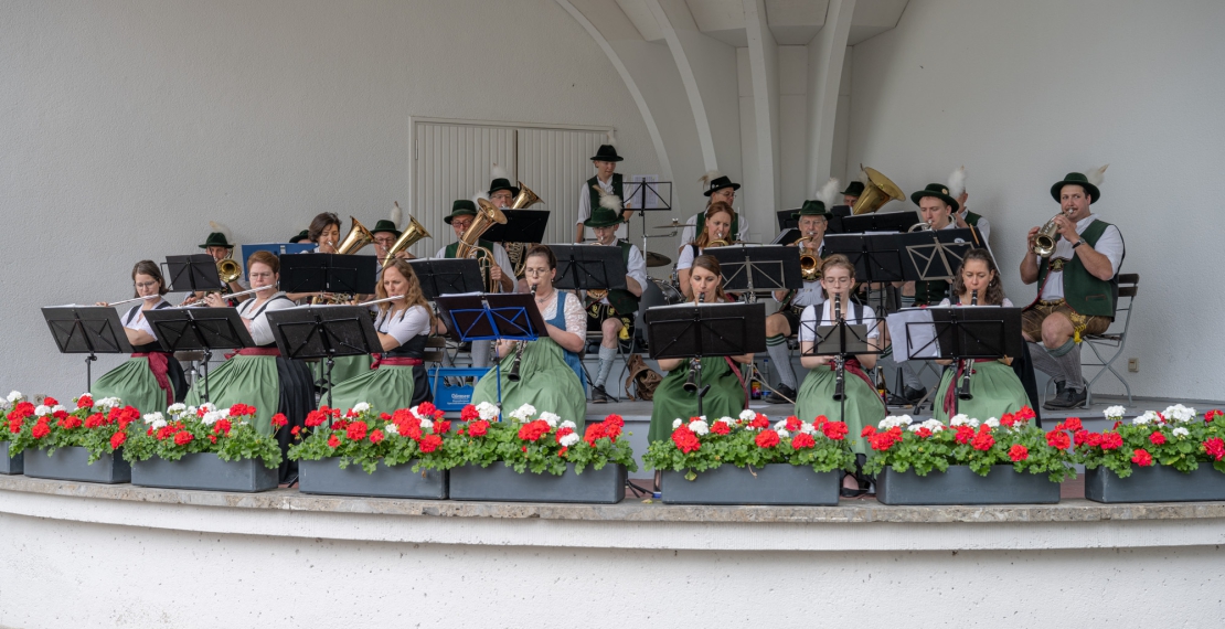 Die Stadtkapelle Kolbermoor beim Frühschoppenkonzert im Kurpark in Bad Aibling.