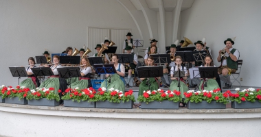 Die Stadtkapelle Kolbermoor beim Frühschoppenkonzert im Kurpark in Bad Aibling.