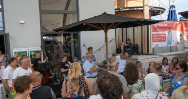 Die Rockwerkstatt der Stadtsing-und Musikschule Kolbermoor vor dem Kesselhaus im Rosengarten, davor Bürgermeister Kloo bei seiner Begrüßung