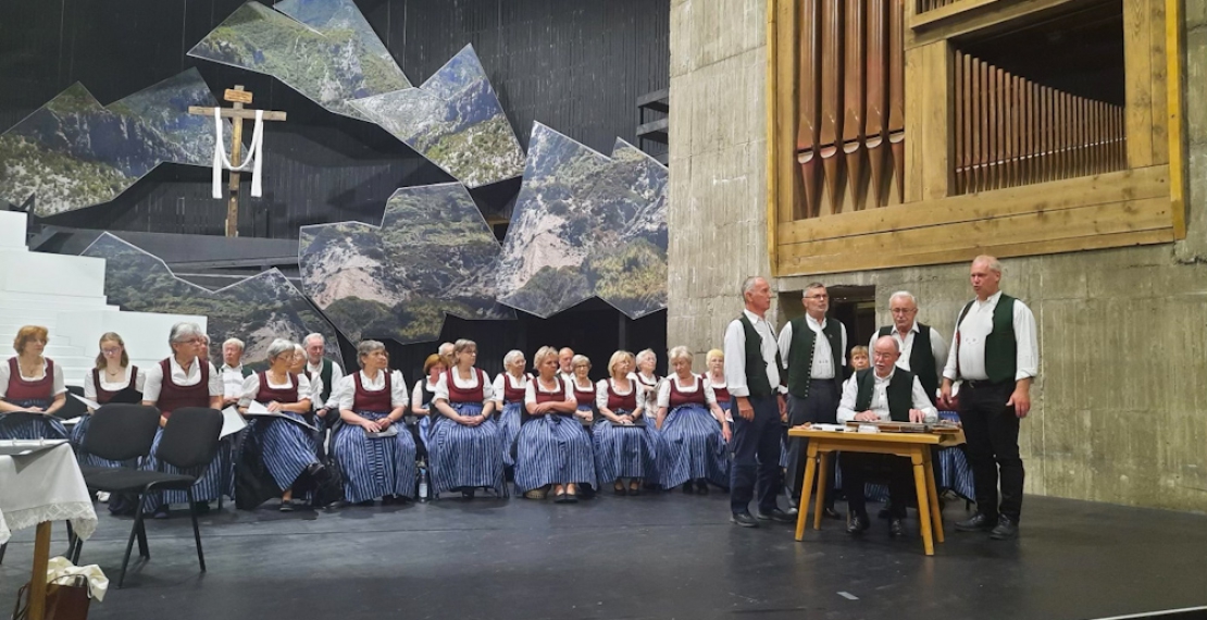 der Gemischter Chor der Stadtsingschule im Hintergrund, der Kolbermoorer Mannergsang im Vordergrund im Festspielhaus in Erl