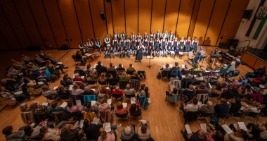Die Chöre und die Kolbermoorer Saitenmusi der Stadtsing-und Musikschule Kolbermoor im Mareissaal