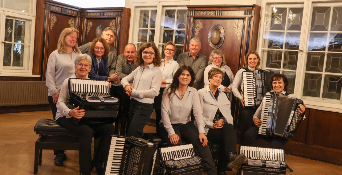 das Akkordeonorchester Kolbermoor im Saal der Musikschule