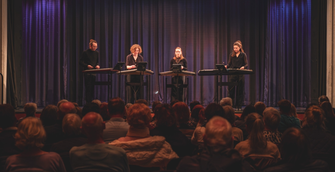 4 Hackbrettspieler auf der Bühne des Mareissaales