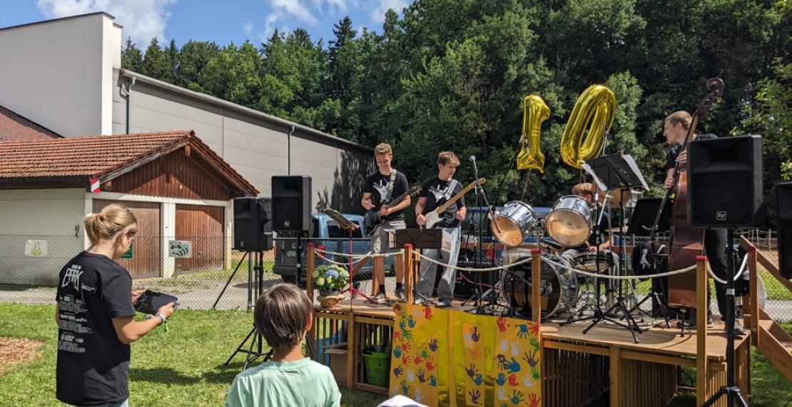 Die Rockwerkstatt 1 auf der Bühne im Garten der KiTa Hotzenplotz