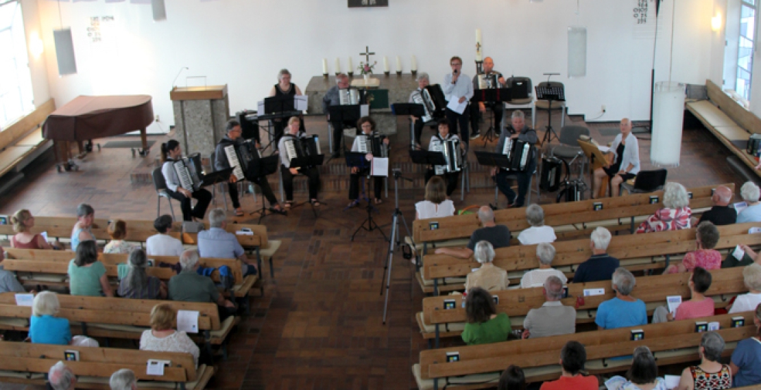 Das Akkordeonorchester Kolbermoor in der evangelischen Kirche Brannenburg