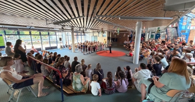 Die Bläserklassen in der Aula der Adolf-Rasp-Grundschule 