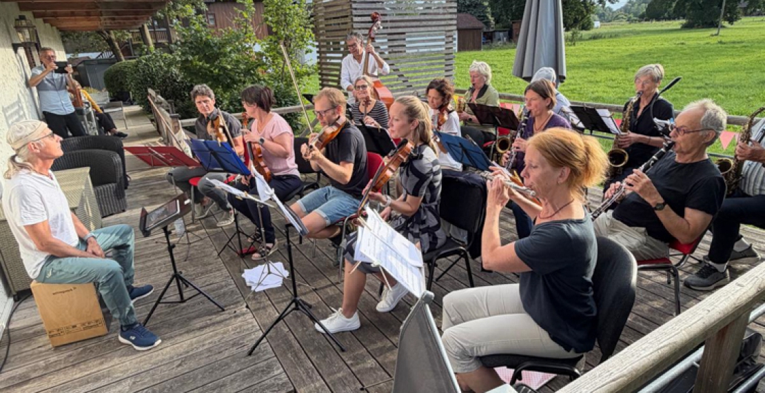 Das Orchester MuKo auf der Terrasse des Seniorenheims