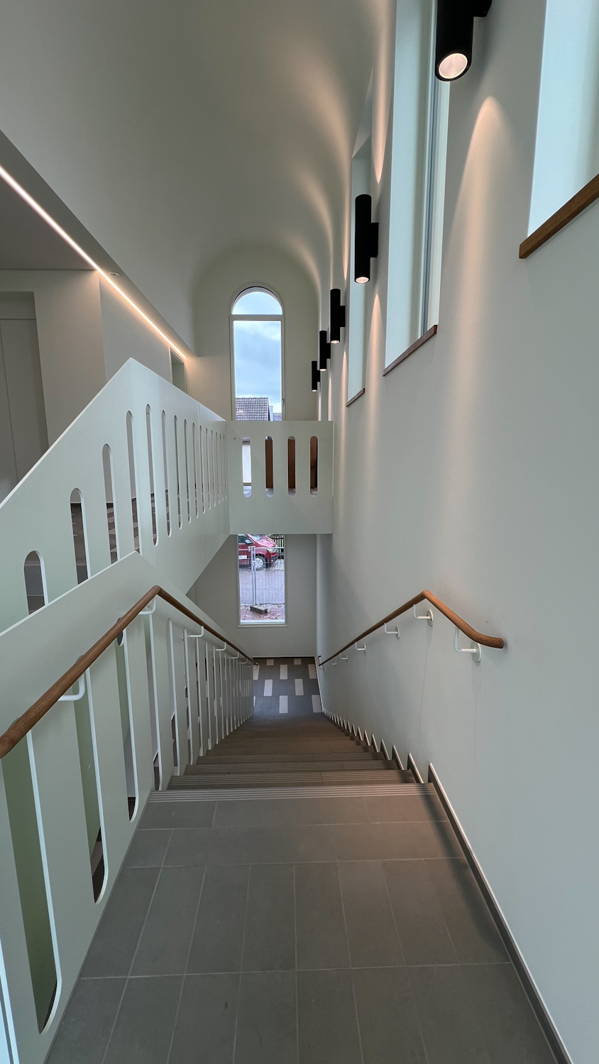 Neubau Treppenhaus Blick die Treppe hinunter 