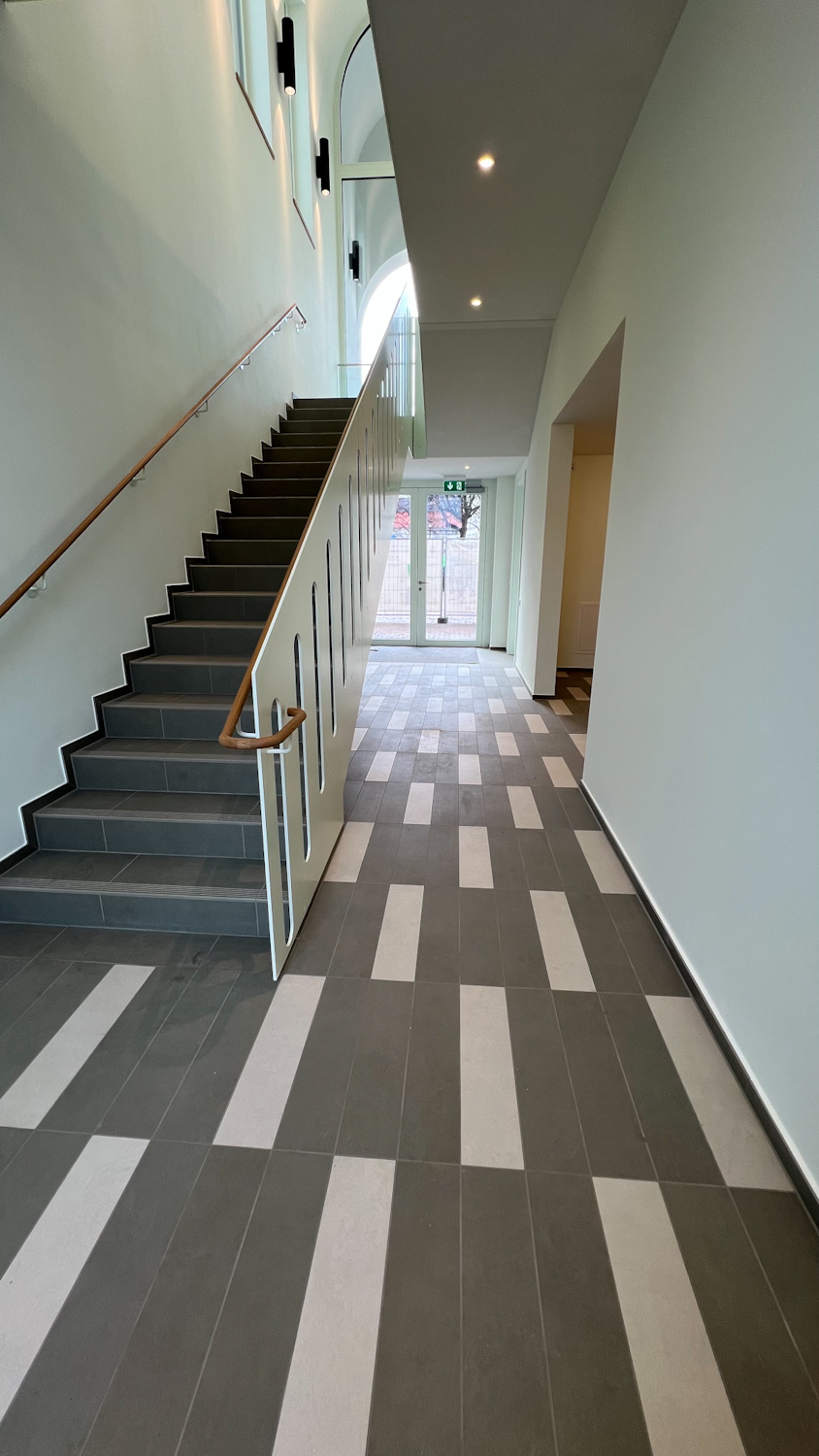 Neubau Treppenhaus Blick zum Eingang