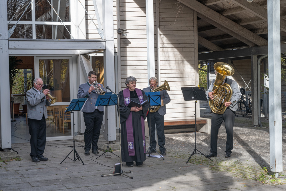 Die Geistlichkeit umrahmt vom Bläserquartett Die Geistlichkeit umrahmt vom Bläserquartett