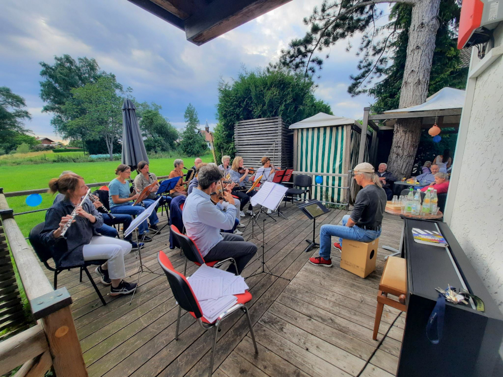 das Orchester MuKo spielt auf der Terrasse des Seniorenheims Loholz
