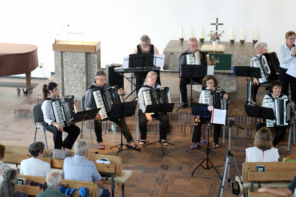 Das Akkordeonorchester Kolbermoor in der evangelischen Kirche in Brannenburg