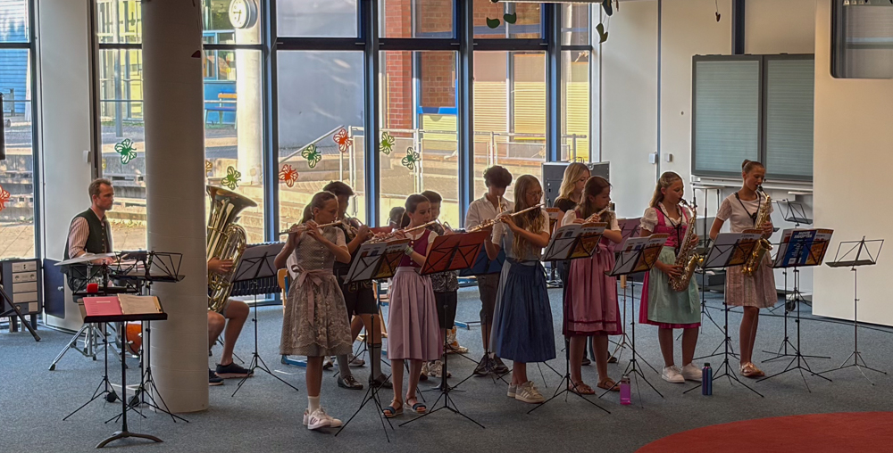 Die Bläserklassen in der Aula der Adolf-Rasp-Grundschule 