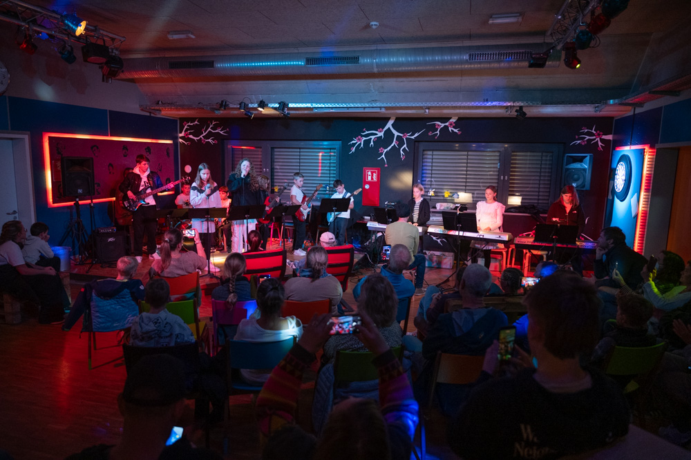 Die Teilnehmer auf der Bühne im Jugendtreff bei der Zugabe Die Teilnehmer auf der Bühne im Jugendtreff