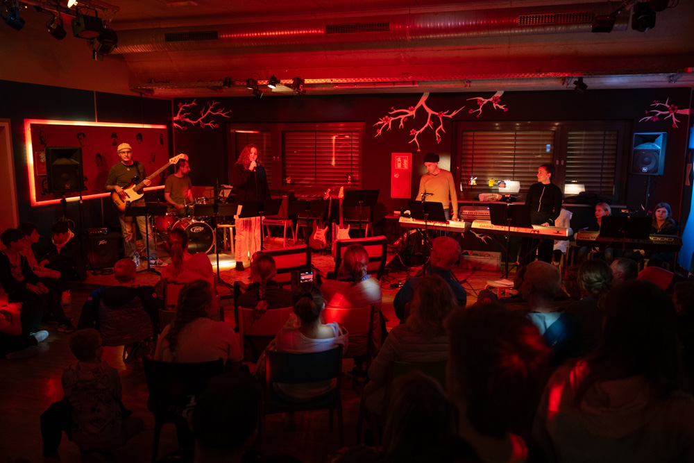 Die Teilnehmer auf der Bühne im Jugendtreff Die Teilnehmer auf der Bühne im Jugendtreff