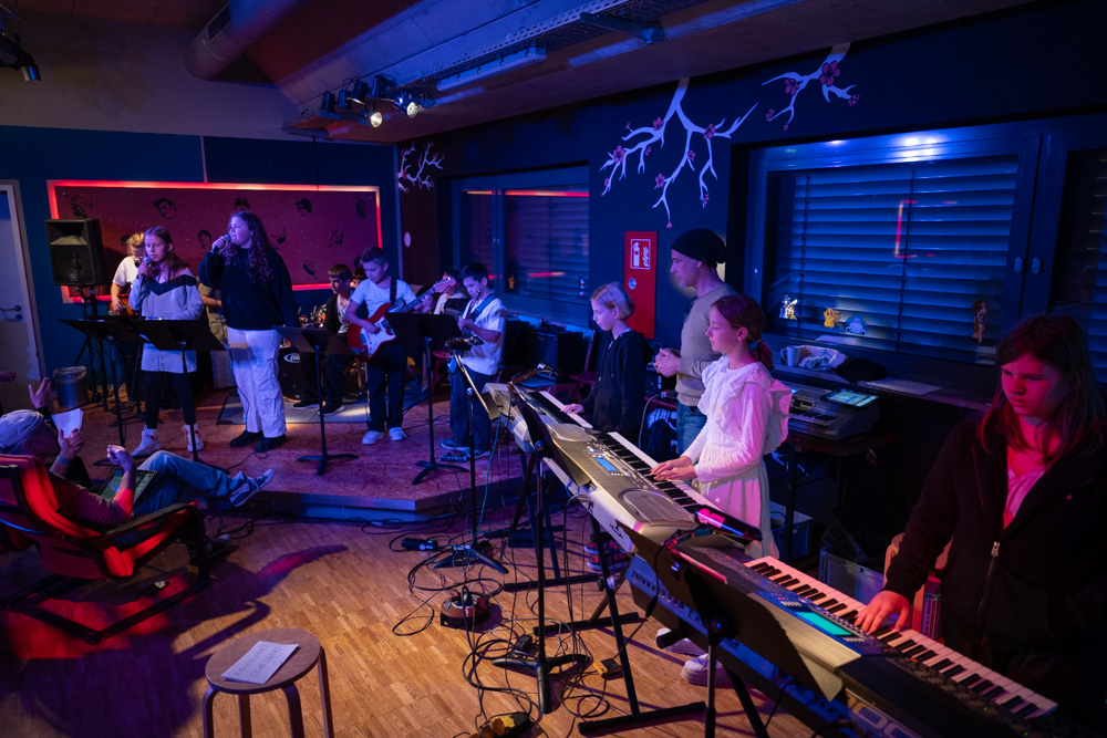 Die Teilnehmer auf der Bühne im Jugendtreff Die Teilnehmer auf der Bühne im Jugendtreff