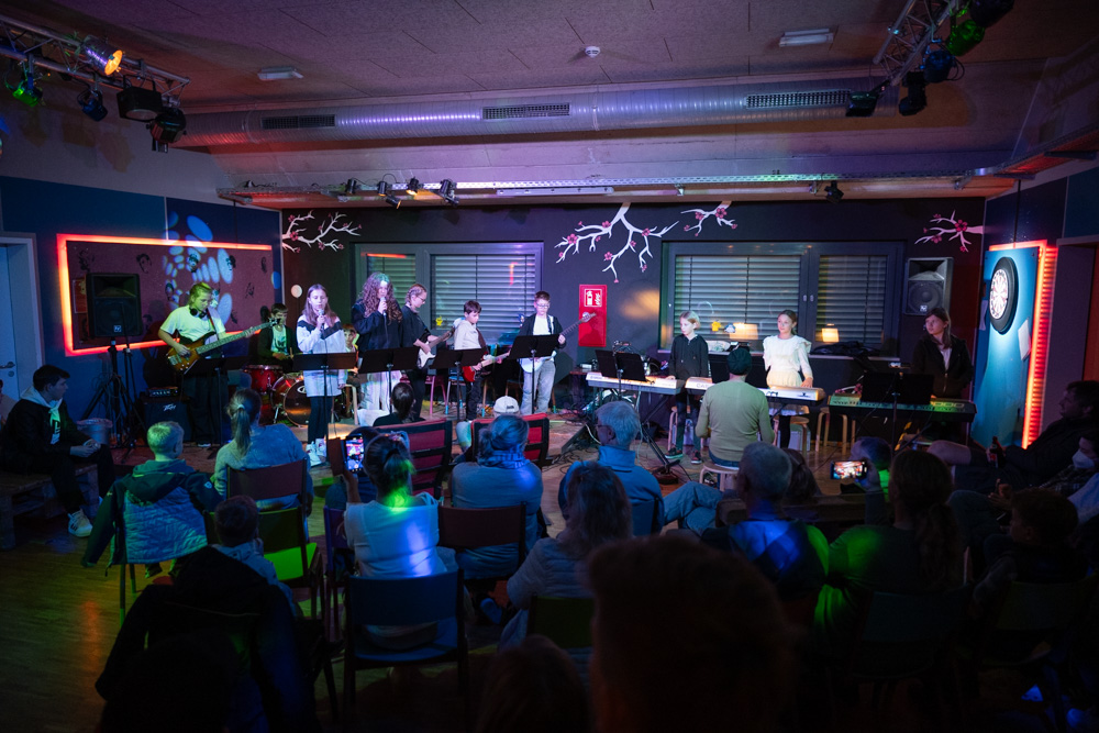 Die Teilnehmer auf der Bühne im Jugendtreff Die Teilnehmer auf der Bühne im Jugendtreff