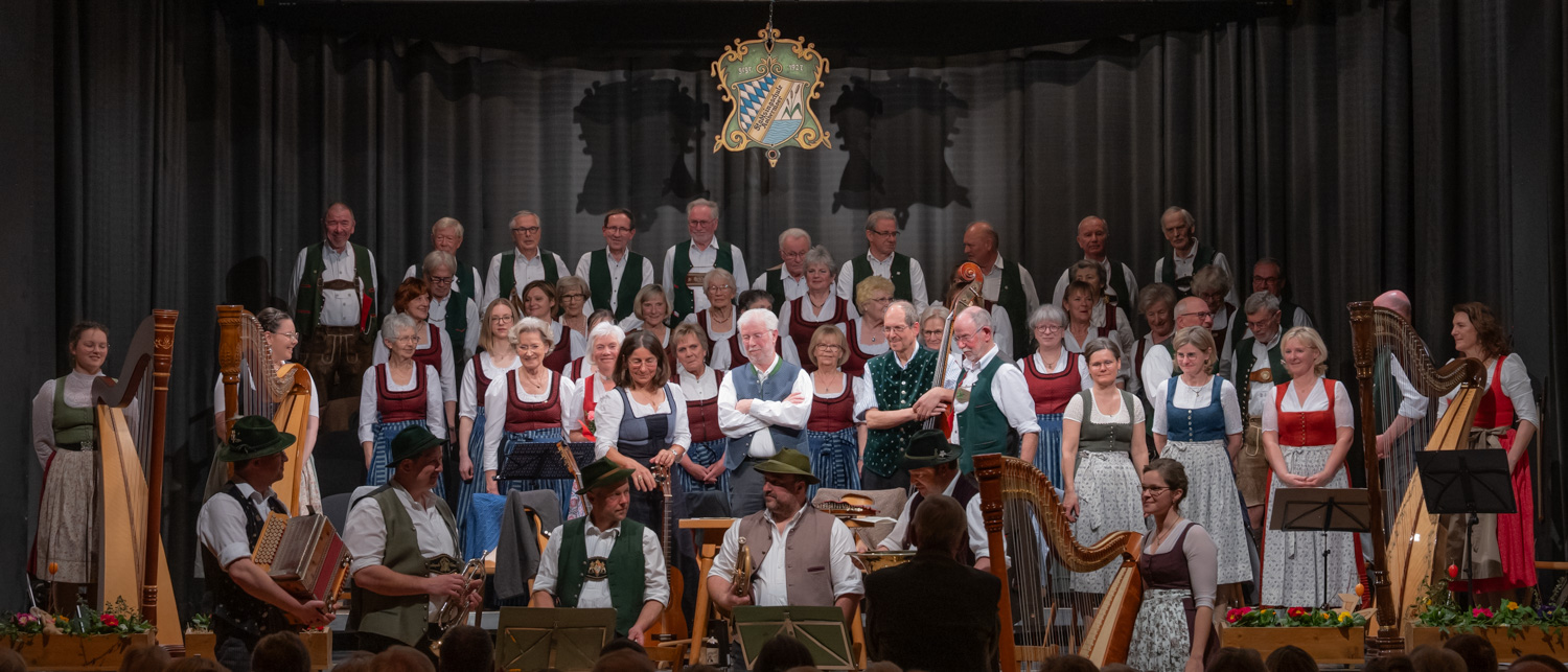 Alle Musikanten und Sänger auf der Bühne des Mareissaales