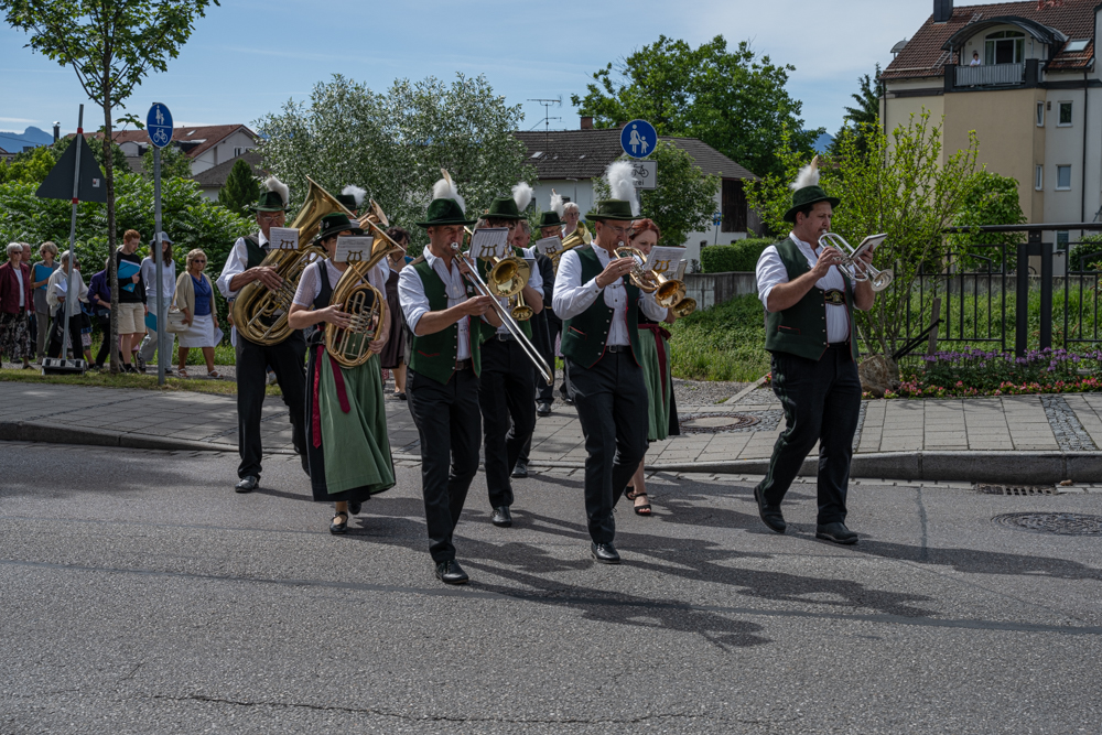 Die Blechbläser der Stadtkapelle begleiten die Fronleichnamsprozession