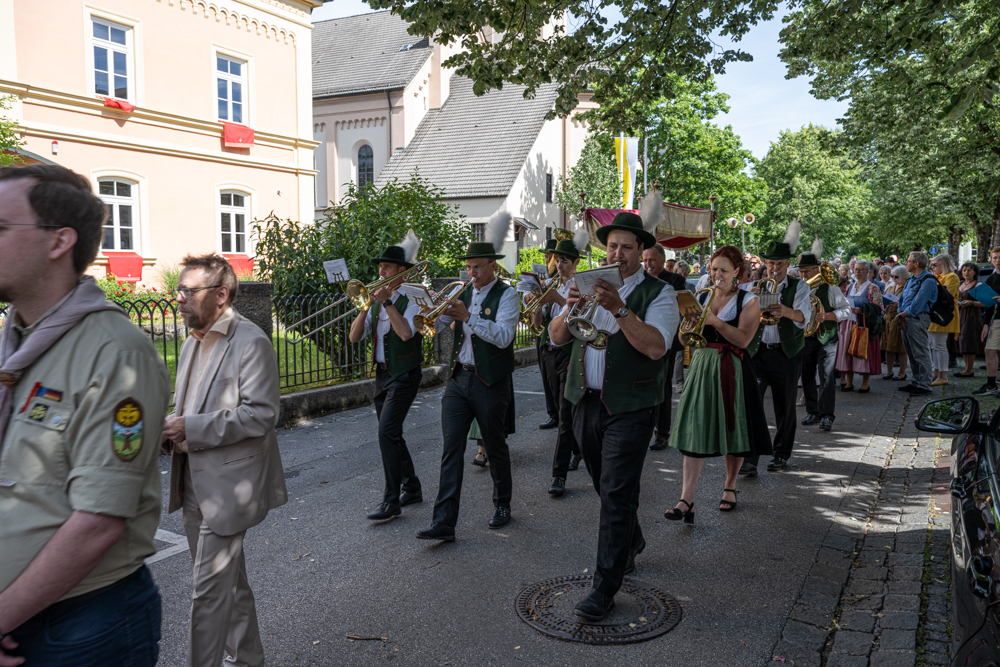 Die Blechbläser der Stadtkapelle begleiten die Fronleichnamsprozession