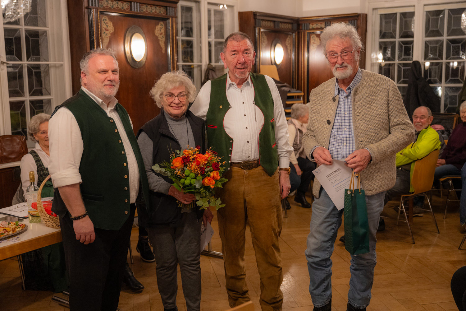 Sieglinde Baumann und Klaus Sieber werden für 50 Jahre Gesang geehrt 