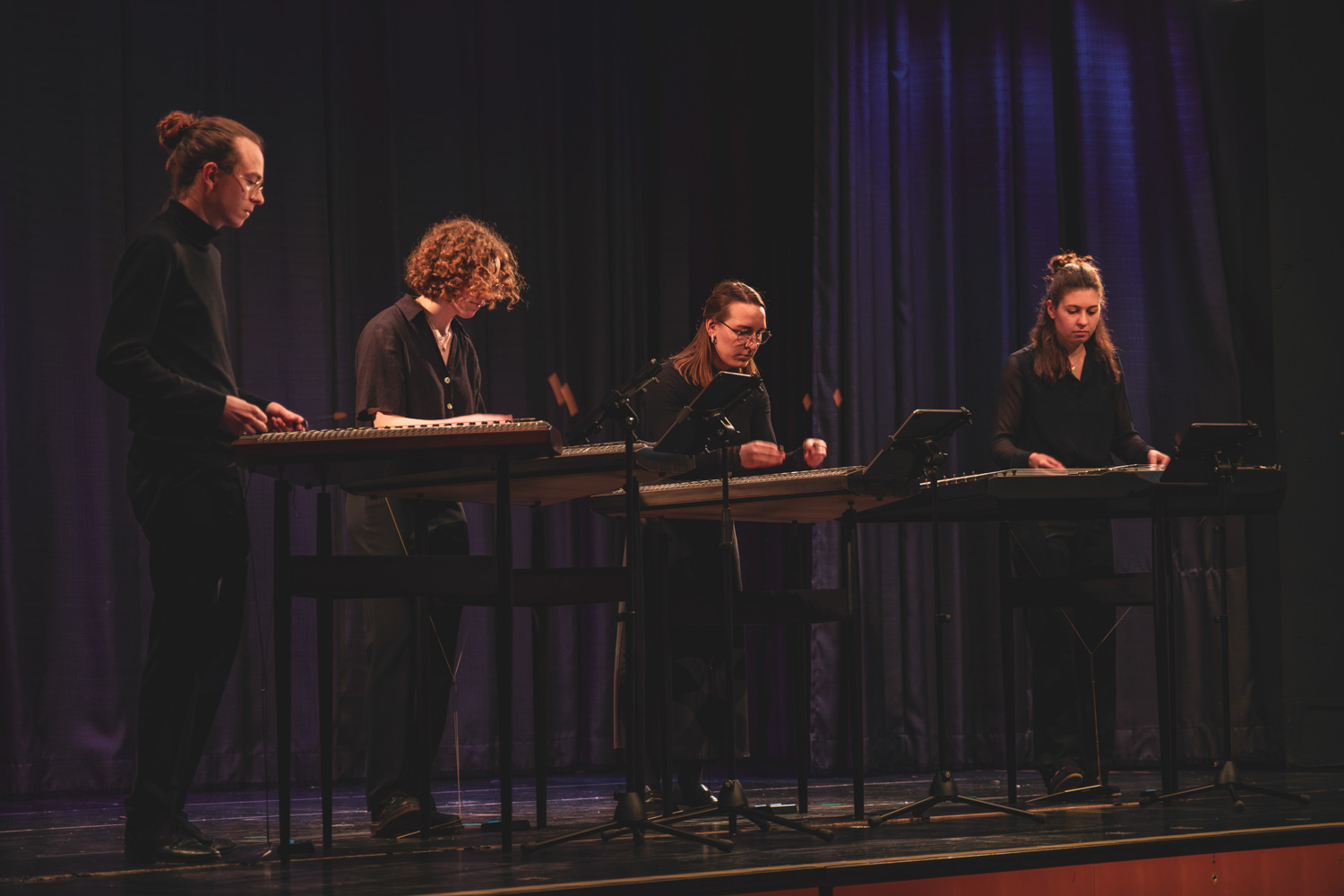 4 Hackbrettspielerinnen und Spieler auf der Bühne des Mareissaales