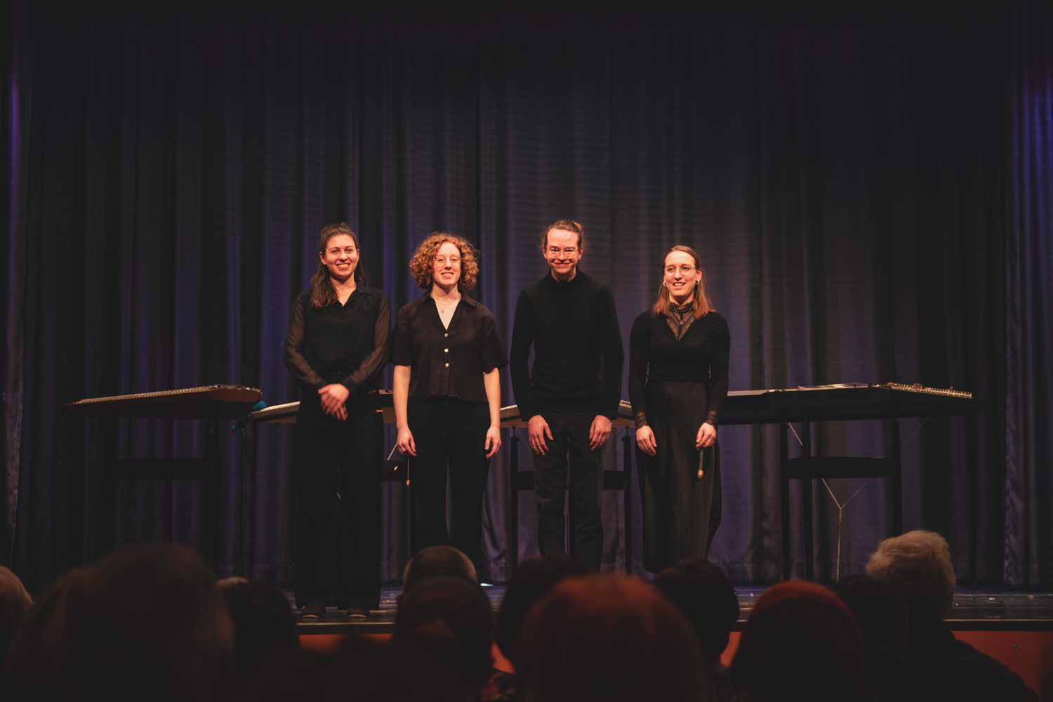 4 Hackbrettspielerinnen und Spieler auf der Bühne des Mareissaales