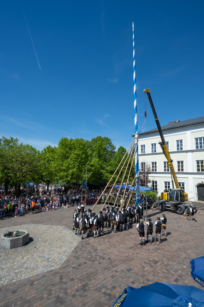Der Maibaum steht