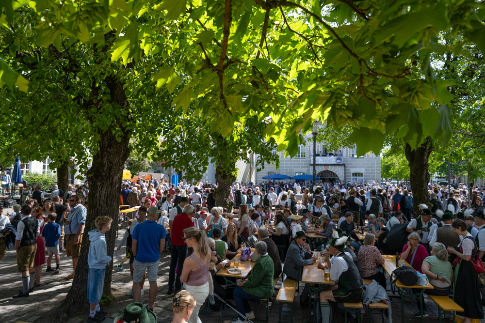 Die Besucher feiern ein fröhliches Maibaumfest