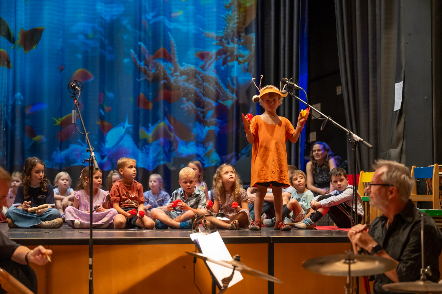 Die Kinder der Musikalische Früherziehung auf der Bühne des Mareissaales