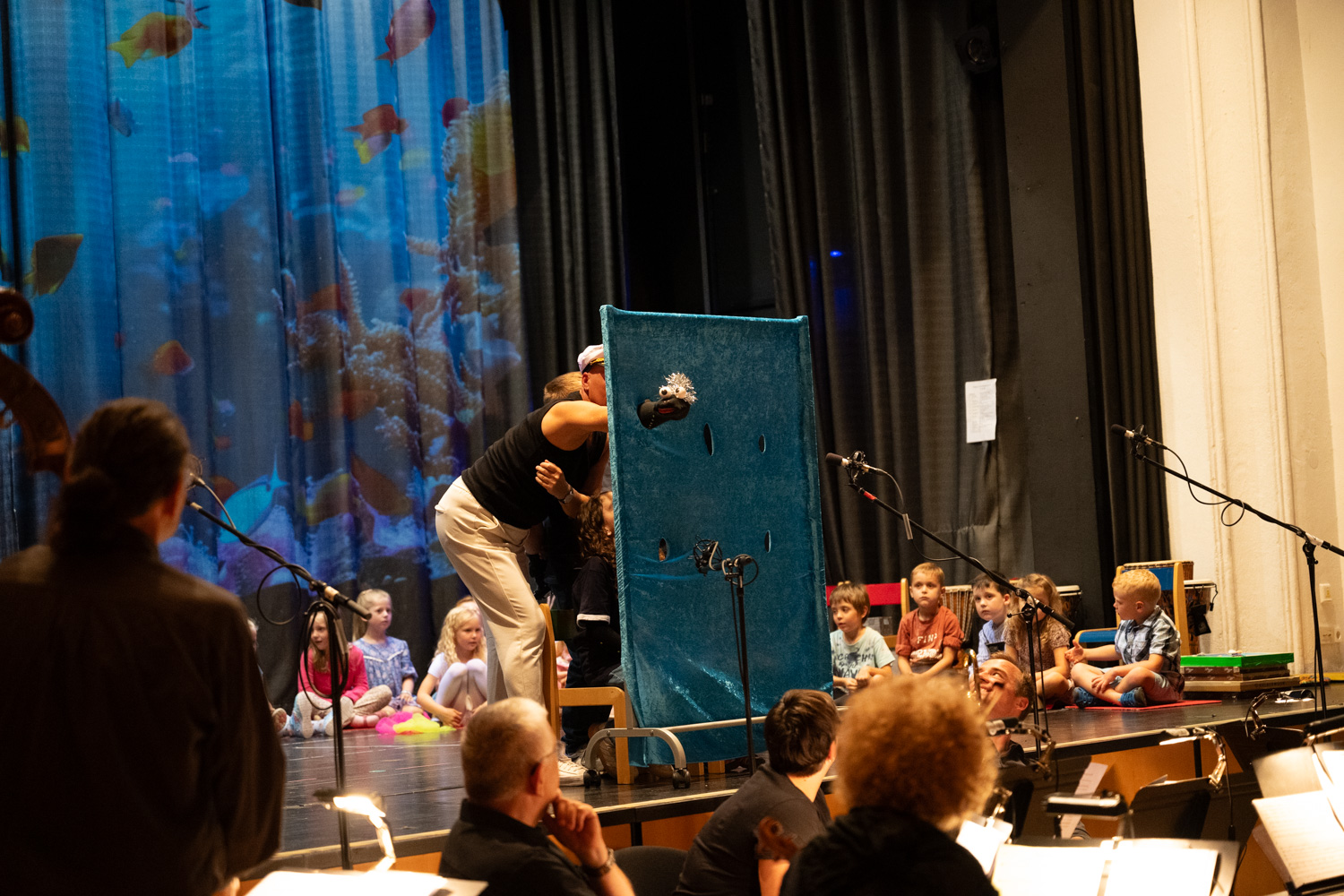 Die Kinder der Musikalische Früherziehung auf der Bühne des Mareissaales