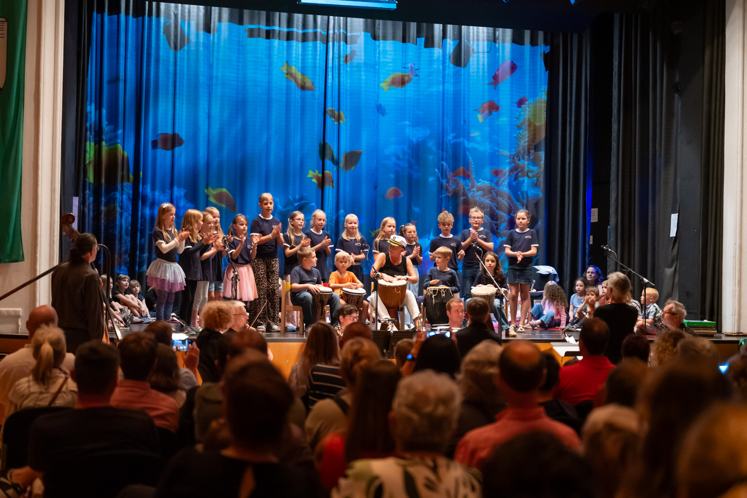 Die Trommelkids sitzend vorne dahinter der Kinderchor