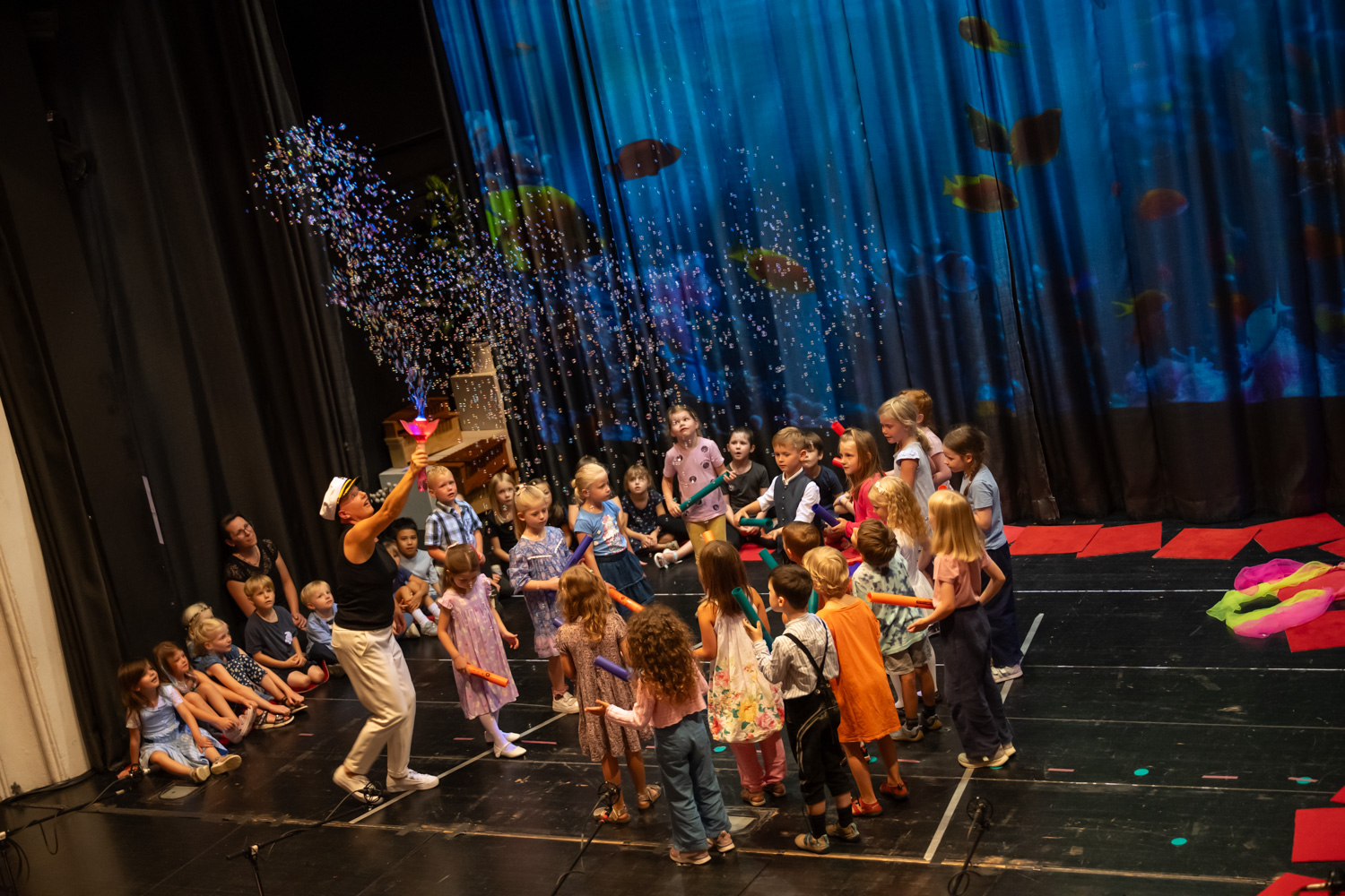 Die Kinder der Musikalische Früherziehung auf der Bühne des Mareissaales