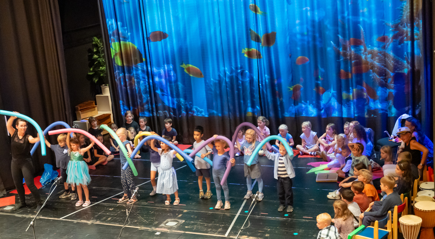 Die Kinder der Musikalische Früherziehung auf der Bühne des Mareissaales