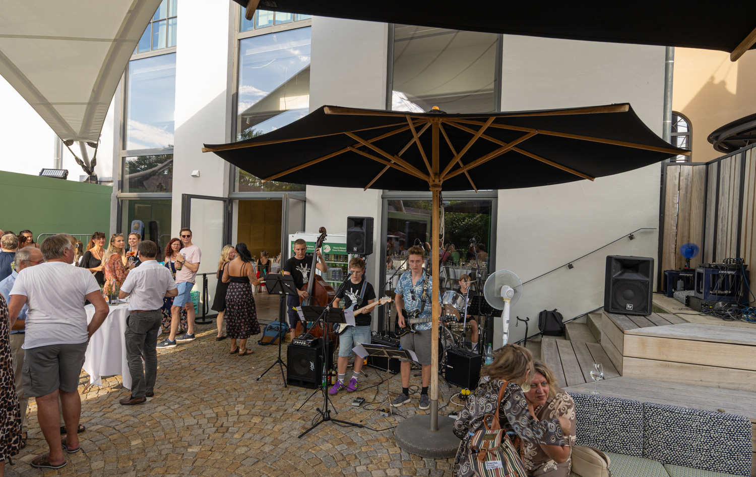 Die Rockwerkstatt im Rosengarten in Kolbermoor spielt das Sommerfest des Kreisverbandes Rosenheim/Miesbach