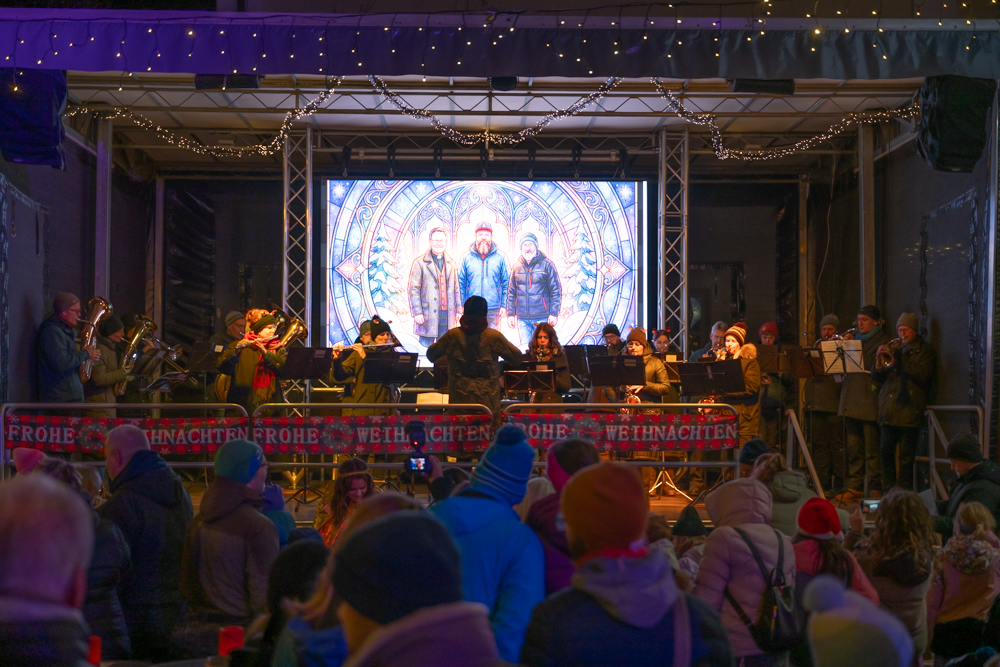 Die Stadtkapelle Kolbermoor auf der Bühne des Christkindlmarktes Kolbermoor 