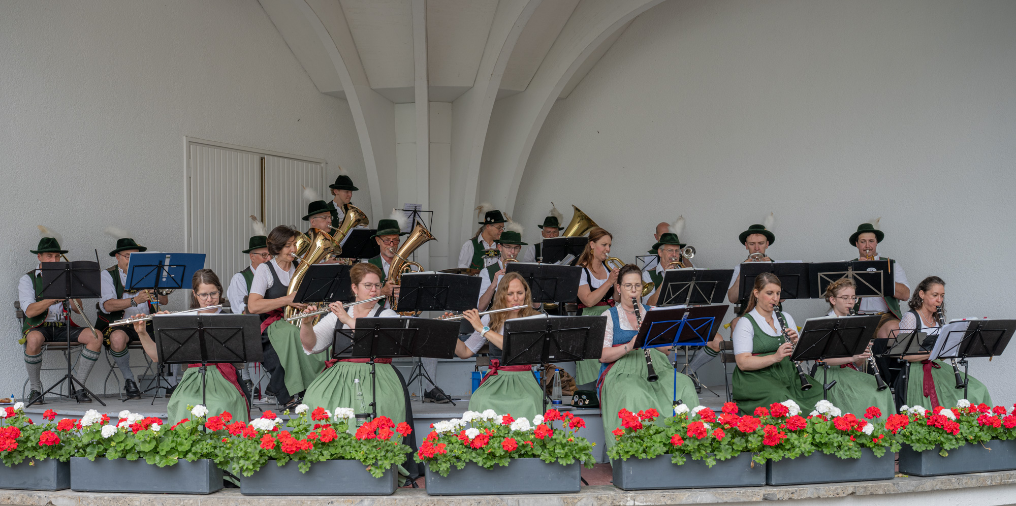Die Stadtkapelle Kolbermoor beim Frühschoppenkonzert im Kurpark in Bad Aibling.