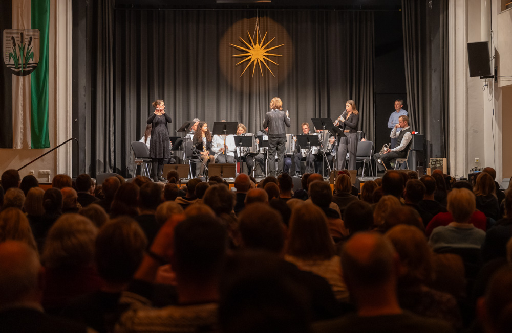Das Akkordeonorchester Kolbermoor mit Instrumentalisten