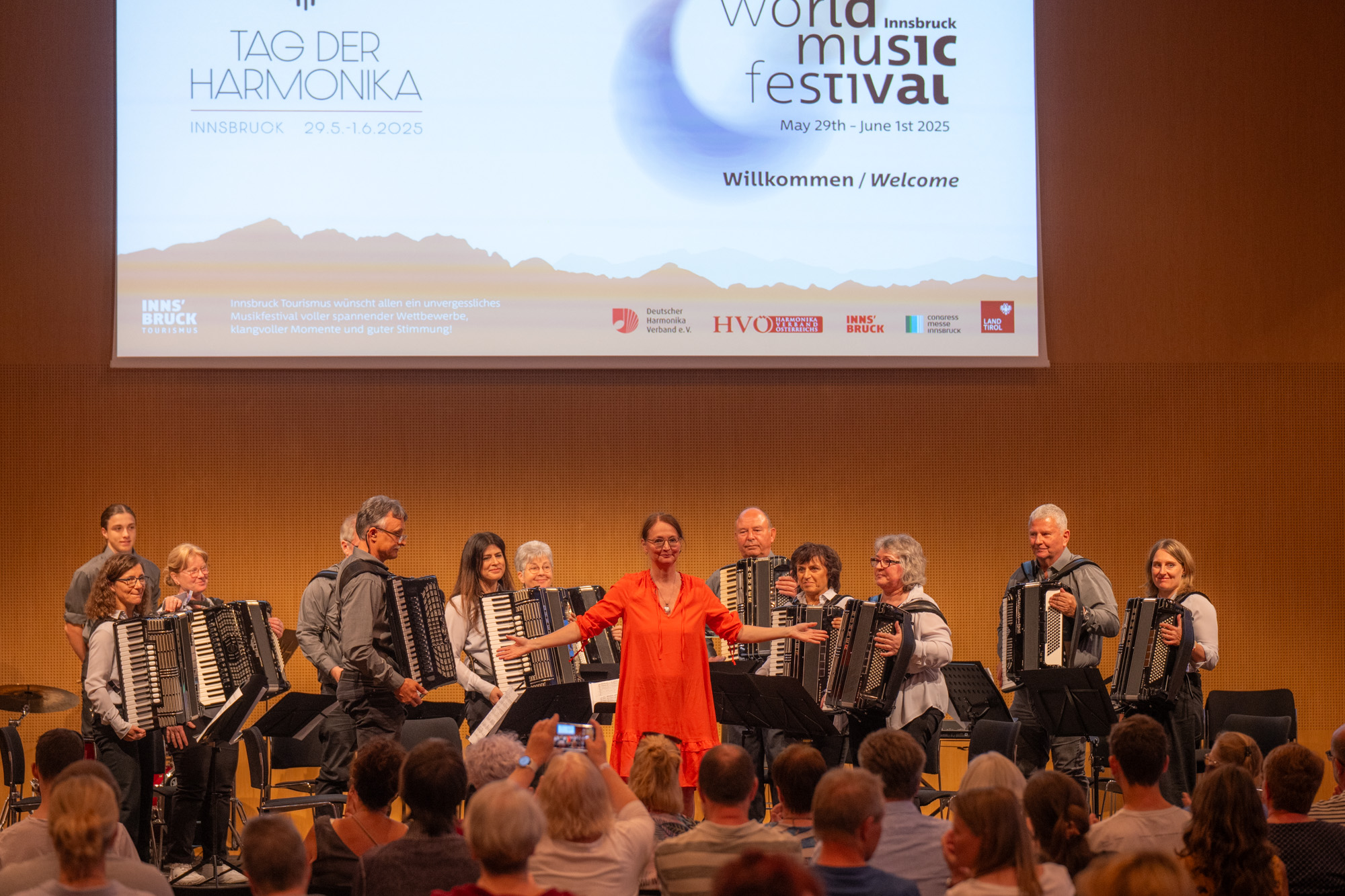 Das Akkordeonorchester Kolbermoor auf der Bühne des Forums 2 des Messezentrums Innsbruck
