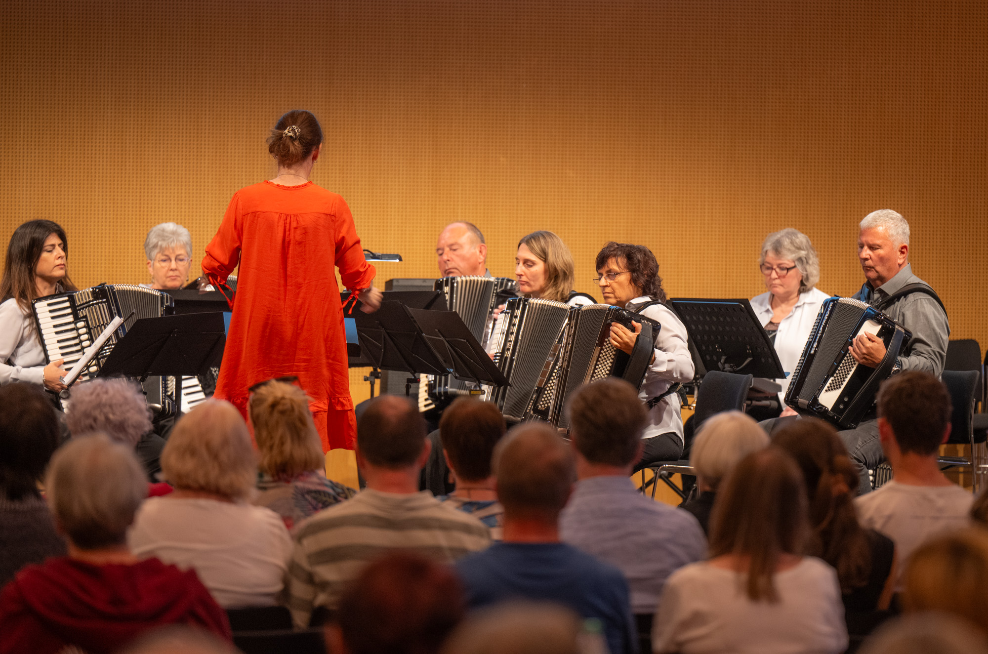 Das Akkordeonorchester Kolbermoor auf der Bühne des Forums 2 des Messezentrums Innsbruck