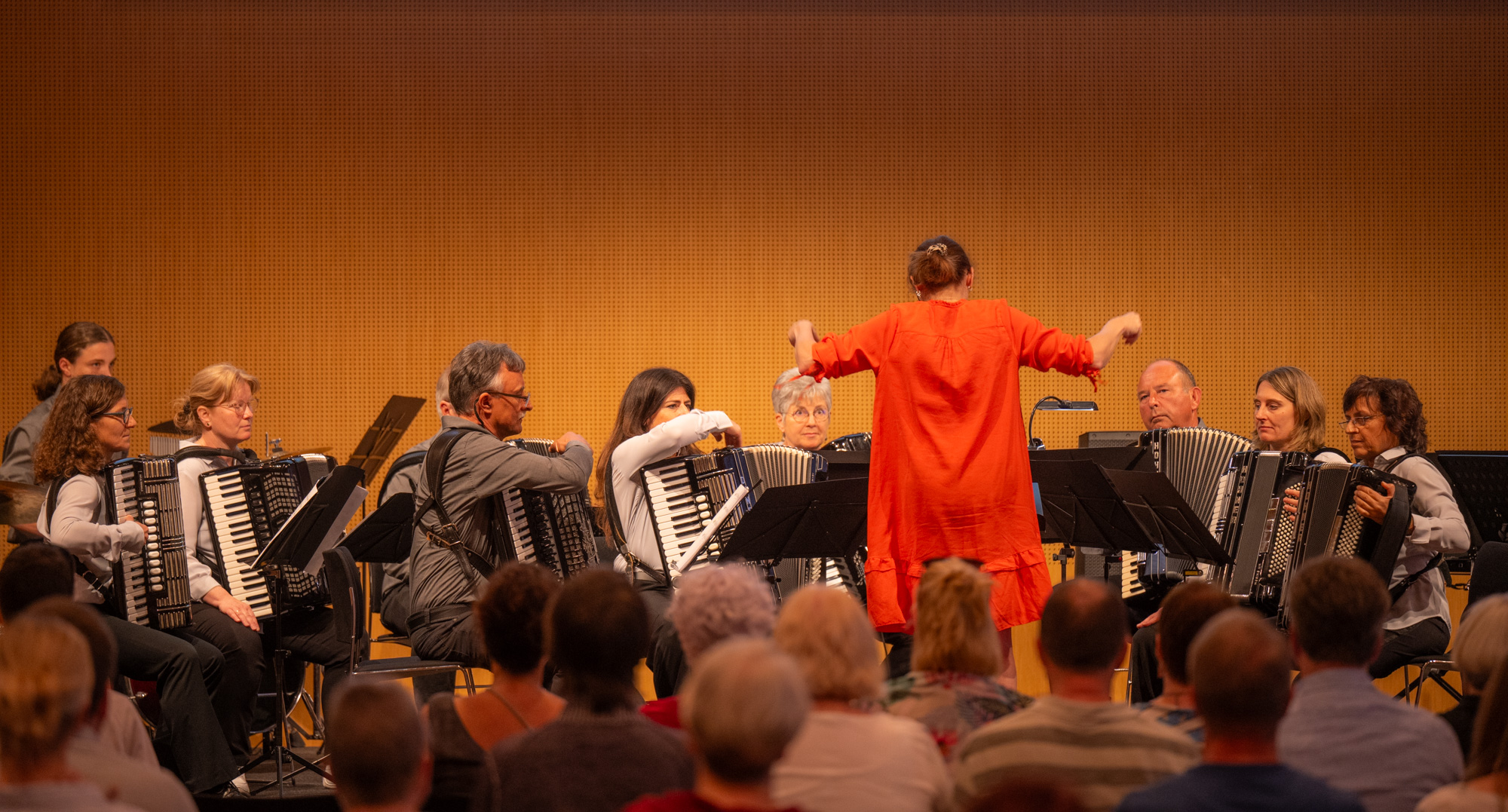 Das Akkordeonorchester Kolbermoor auf der Bühne des Forums 2 des Messezentrums Innsbruck