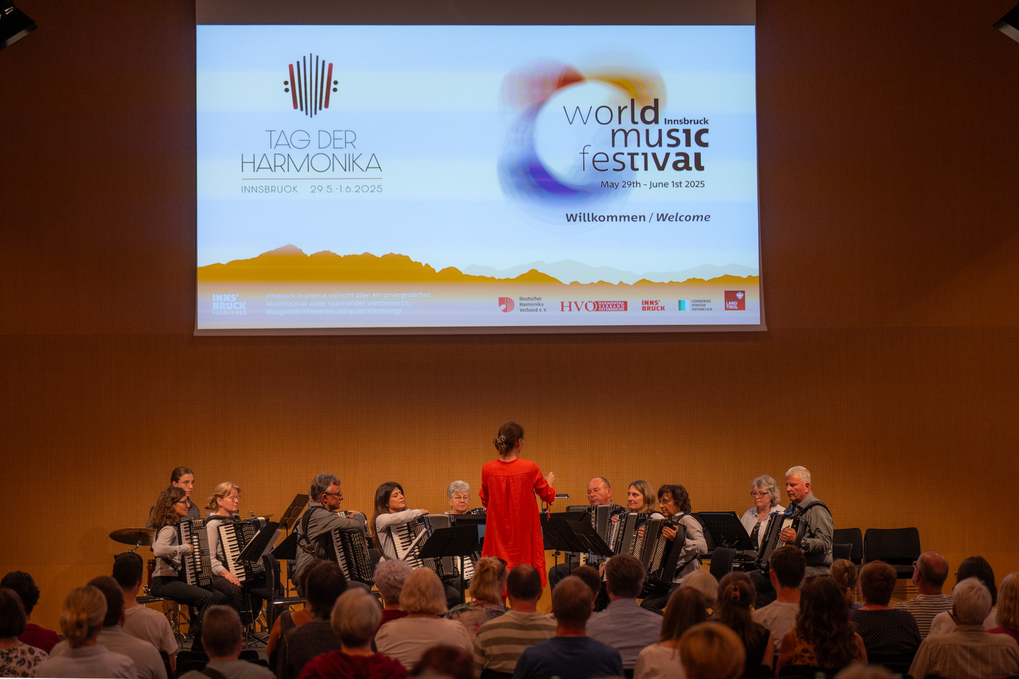 Das Akkordeonorchester Kolbermoor auf der Bühne des Forums 2 des Messezentrums Innsbruck
